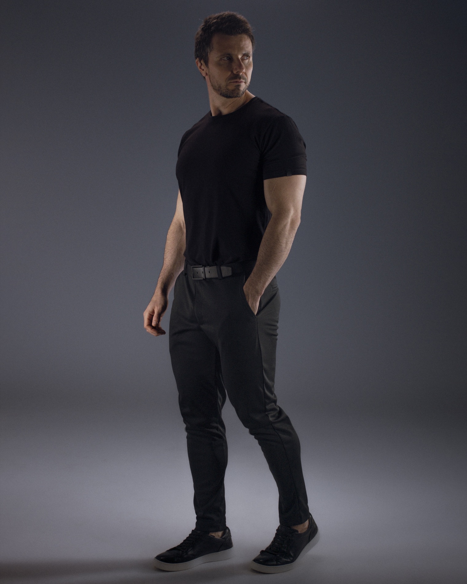 Modelo vestindo camiseta masculina AZUA com ótimo caimento